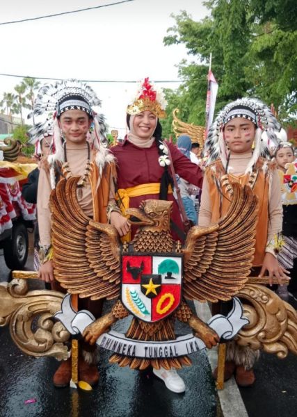 Foto: Peserta Kirab SDN Balongsari 1 menampilkan pakaian adat (ist)