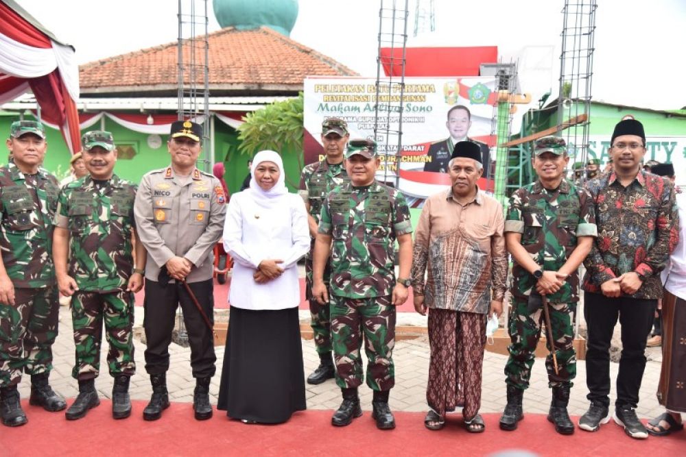 Kasad Dudung Abdurahman bersama Gubernur Khofifah, KH Mustamar serta Bupati Sidoarjo saat hadiri revitalisasi Makam aulia Sono Buduran Sidoarjo. (Ist) 