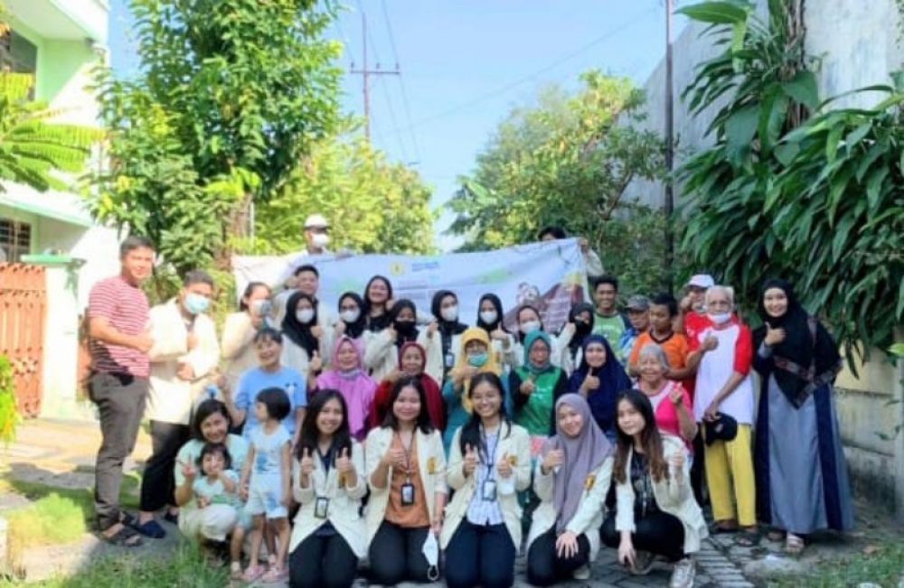 Puluhan mahasiswa UWKS saat KKN di Kelurahan Gunung Anyar Surabaya. (Ist) 