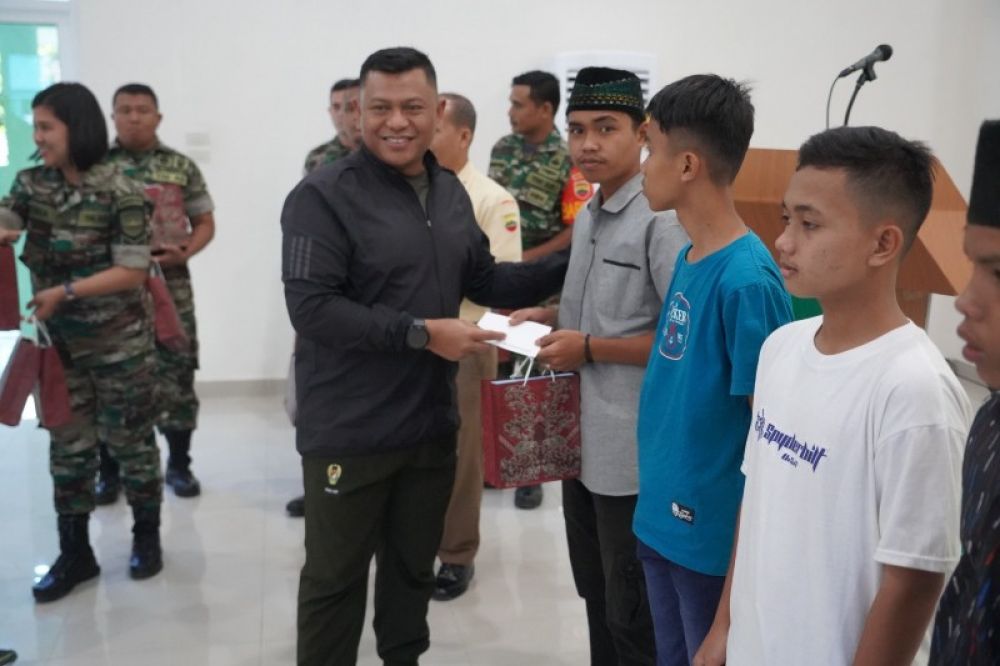 Komandan Korem 022 kolonel Inf Arief Luqman menyerahkan santunan kepada anak yatim Melalui kegiatan Jumat Berkah . ( ist) 