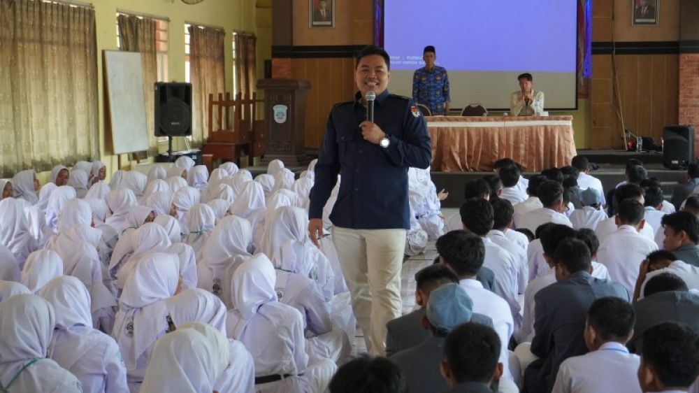 Komisioner KPU Makmun saat menyampaikan paparannya di hadapan siswa -siswi SMAN Sidayu. (Ist) 