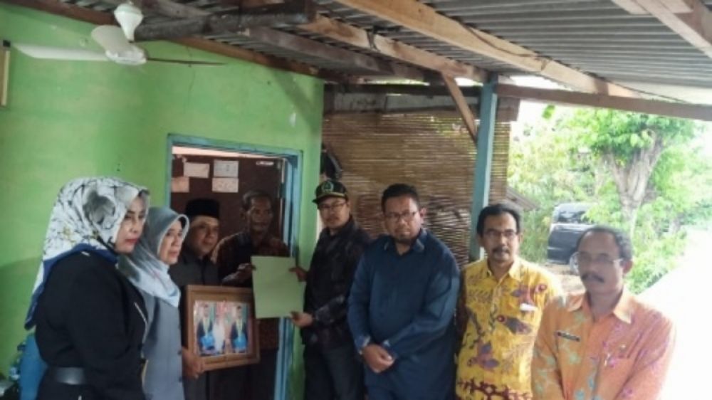 Ketua Komisi D DPRD Sidoarjo Abdullah Nasihk beserta rombongan komisi bersama Kadinsos H Misbach, saat menyambangi dan berikan santunan kepada keluarga Korban Tragedi Kanjuruhan Vicky Hermansyah di Desa Mindi Porong. (Ist) 