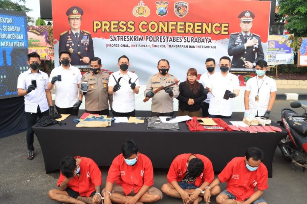 Waka Polrestabes Surabaya saat menggelar jumpa pers di kantornya. (Ist) 