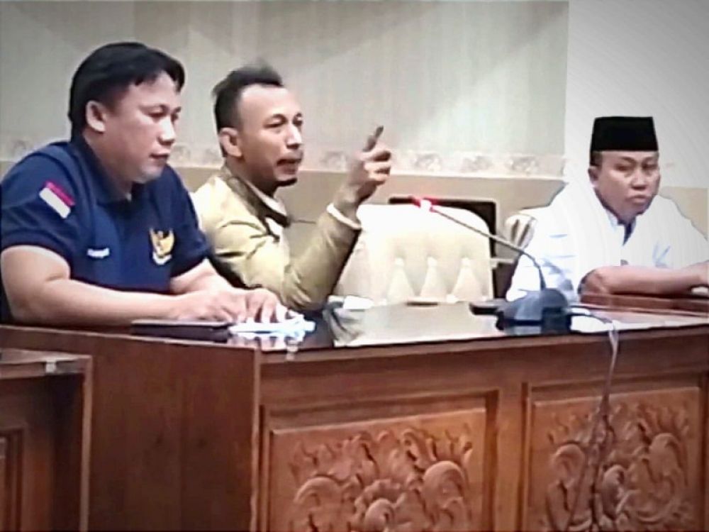 Koordinator Forum Warga Banyuwangi Helmy Rosadi nemaparkan tuntutannya saat hadiri hearing bersama DPRD Banyuwangi terkait keluhan masyarakat terhadap maraknya dugaan pungli di kantor ATR/BPN Banyuwangi. (Ist) 