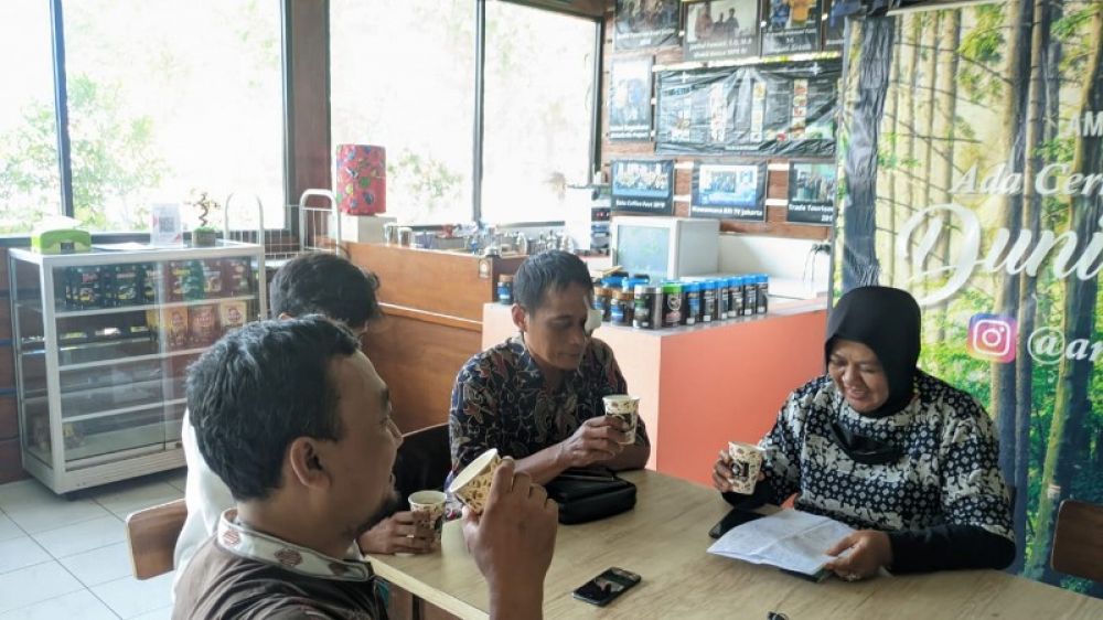 Para penikmat kopi sedang nyruput kopi gratis di Cafe Amik setiap hari Jumat. ( ist) 