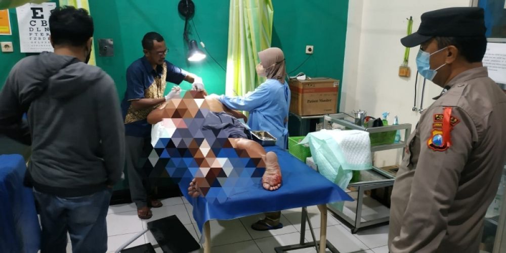 Korban saat dalam perawatan dengan diantar petugas kepolisian. (Ist) 