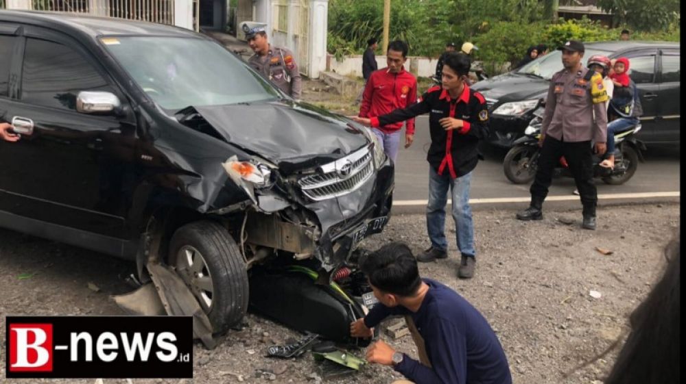 Yamaha Jupiter nampak berada di kolong depan Toyota Avanza di TKP laka lantas jalan Raya Ngglowong, Gambiran, Rabu (26/4/2023) sekira jam 14.30 Wib. (Ist) 