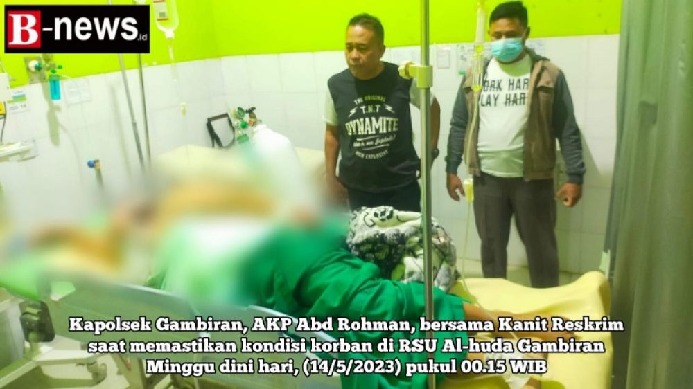 Kapolsek Gambiran, AKP Abd Rohman tengah memeriksa kondisi korban di RSU Al-huda Gambiran, Minggu dini hari (14/5/2023) pukul 00.15 WIB. (Itw) 