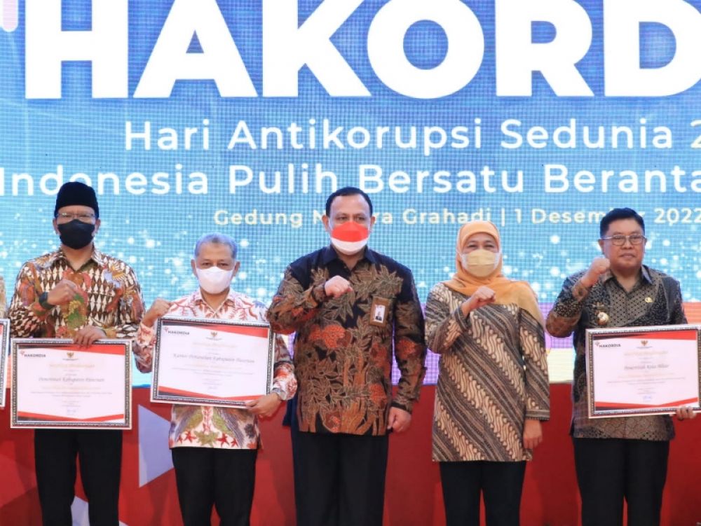Gubernur Jawa Timur Khofifah Indar Parawansa bersama ketua KPK Firli Bahuri saat memperingati Hari Korupsi Sedunia tahun 2022 di Surabaya. (Ist) 