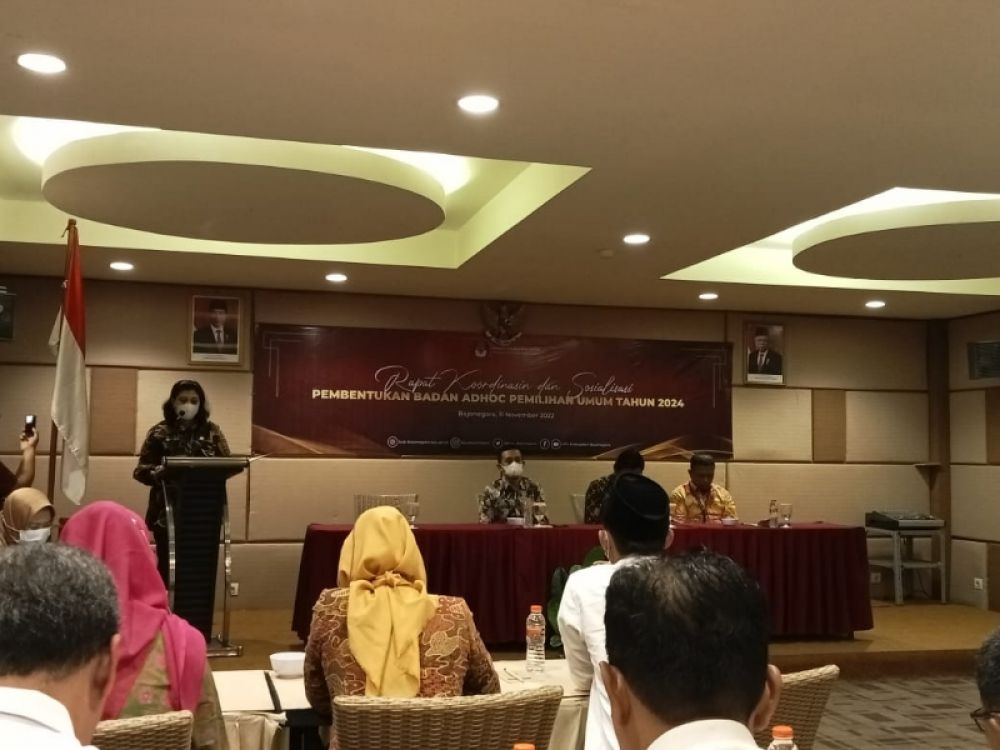 Anggota KPU Mustofirin saat menyampaikan paparannya dalam pembentukan Badan Ad Hoc. (Ist) 