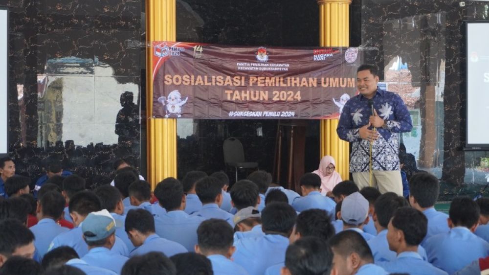 Komisioner KPU Gresik Makmun beri pencerahan kepada siswa-siswi SMKN Duduksampeyan. (Ist) 