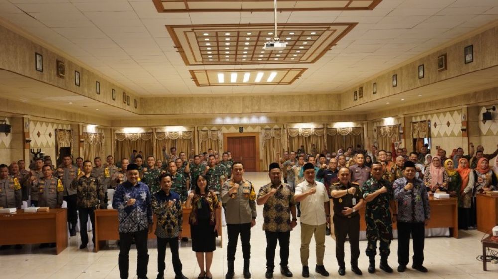 Bupati Gresik, Fandi Akhmad Yani, bersama, Forkopimda, Komisioner KPU dan Bawaslu. (Ist) 