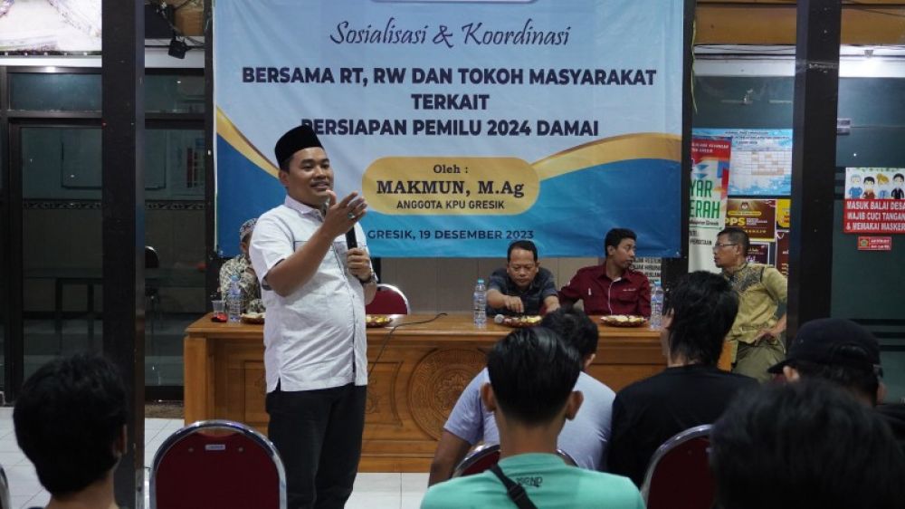 Komisioner KPU Gresik Makmun menyampaikan paparannya kepada warga Sukorejo. (Ist) 