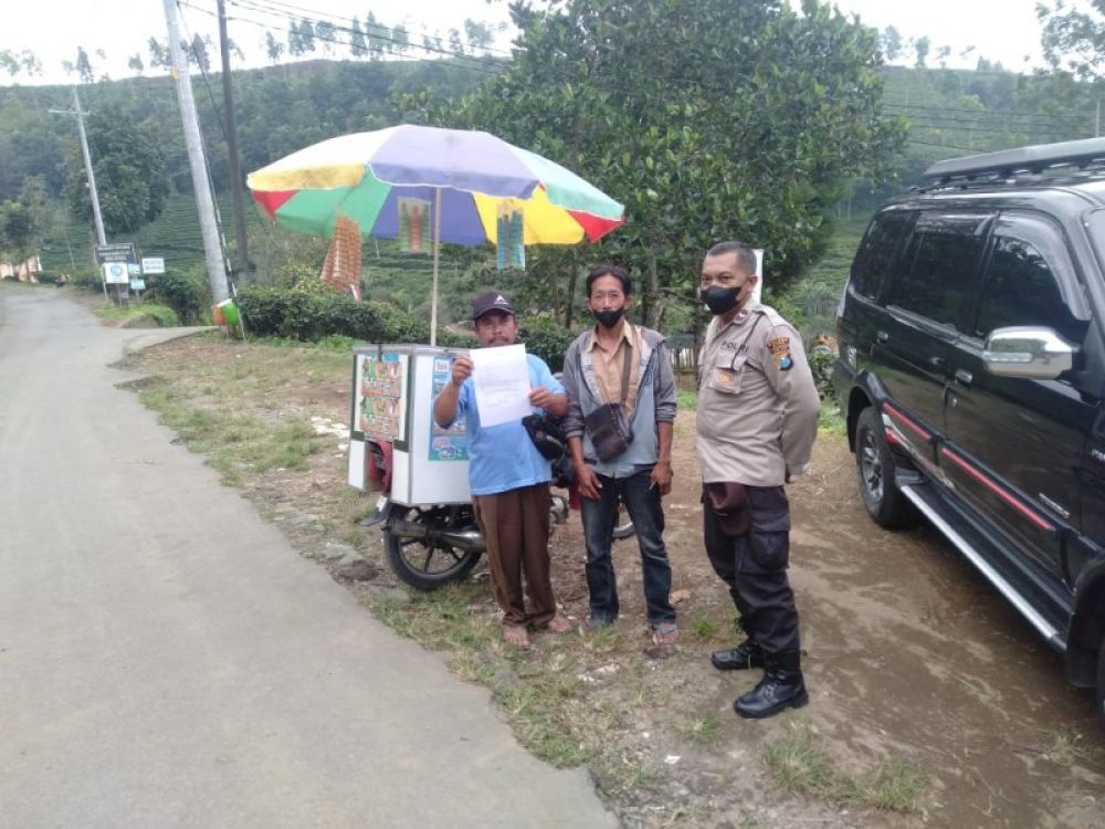 Bhabinkamtibmas Kelurahan Tangkil Aipda Fp Andriyanto bersama kedua warga yang sedang berselisih. (ist) 