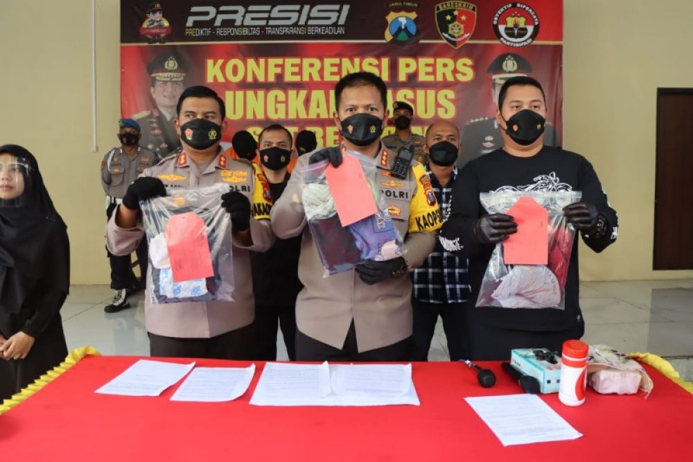 Kapolresta Sidoarjo, AKBP Kusumo Wahyu Bintoro geber pelaku dan barang bukti pencabulan. (Ist) 
