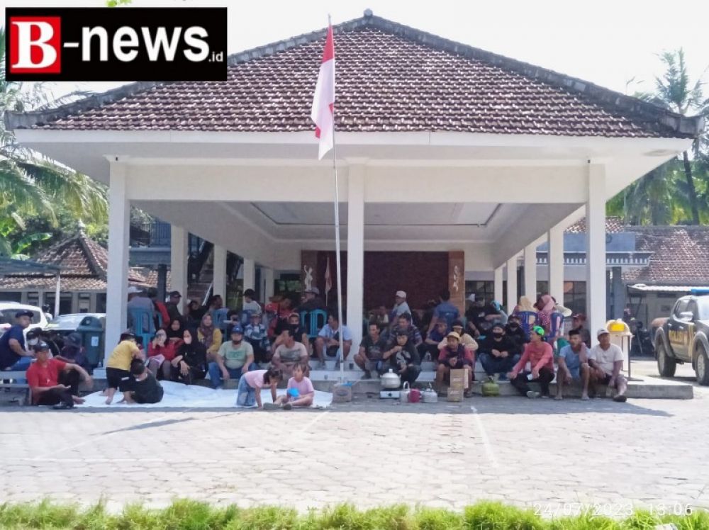 Warga menduduki Pendopo Kantor Pemdes Rejoagung, bahkan warga telah mempersiapkan alas tidur dan bantal serta logistik serupa kebutuhan dan peralatan dapur, Senin (24/7/2023). (Irw) 