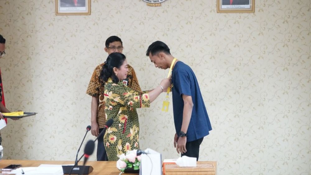 Kepala Kanwil DJP Jatim II Agustin Vita Avantin, secara simbolis mengukuhkan perwakilan relawan pajak ditandai dengan mengalungkan ID card. (Ist) 
