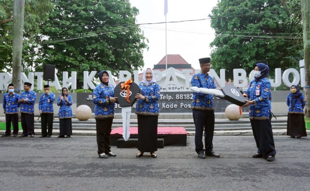 Bupati Bojonegoro Anna Mu'awanah secara simbolis menyerahkan mobil dinas kepada 28 Camat Se Kabupaten Bojonegoro. Bupati berharap dengan mobdinbyang baru bisa memacu an meningkatkan kinerja. (Ist) 