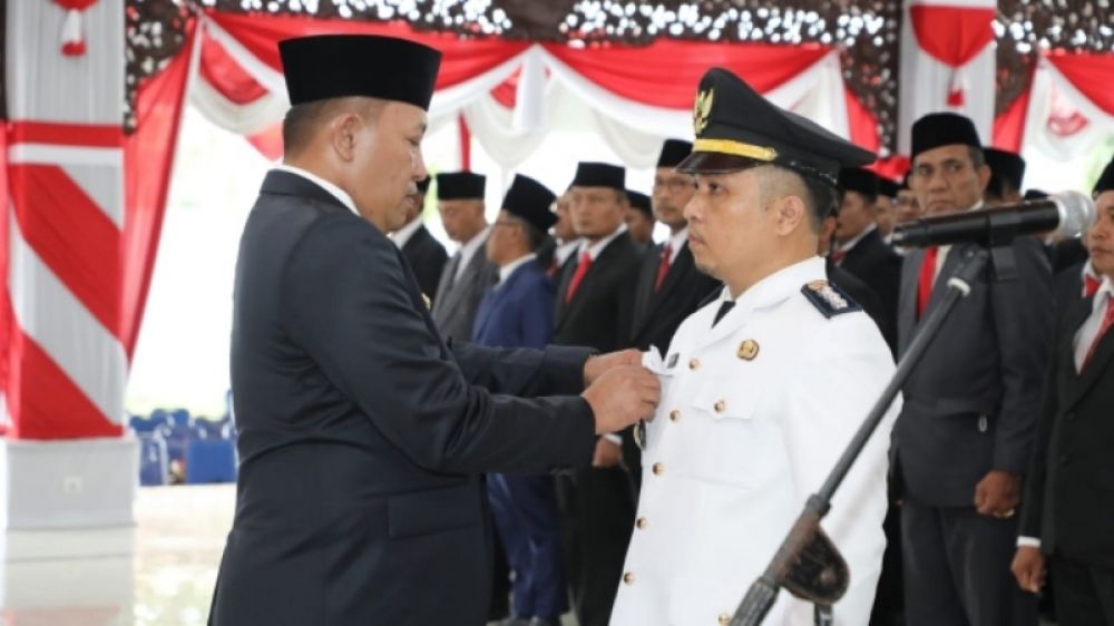 Bupati Sampang H Slamet Junaidi melantik pejabat Administrator dan ratusan Kepala Sekolah dan pengawas di pendopo Kabupaten Sampang. (Ist) 