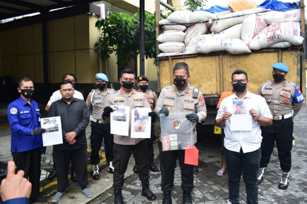 Kapolresta Sidoarjo, Kombes Pol Kusumo Wahyu Bintoro saat rilis penangkapan pupuk bersubsidi. (Ist) 