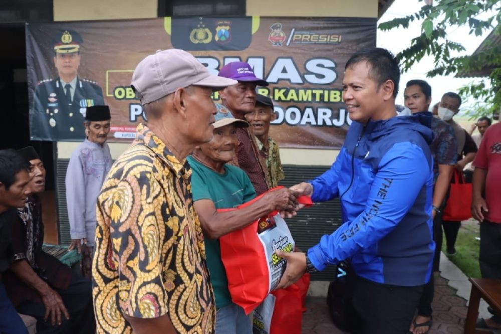 Kapolresta Sidoarjo, Kombes Pol Kusumo Wahyu Bintoro menyerahkan bantuan paket sembako dalam giat patroli Kamtibmas di Sawocangkring Wonoayu. (Ist) 