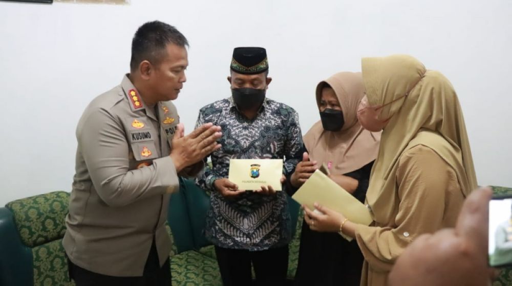 PEDULI SESAMA POLISI: Kapolresta Sidoarjo, Konbes Pol Kusumo Wahyu Bintoro menyerahkan bantuan kepada keluarga polisi korban tragedi Kanjuruhan. (ist) 