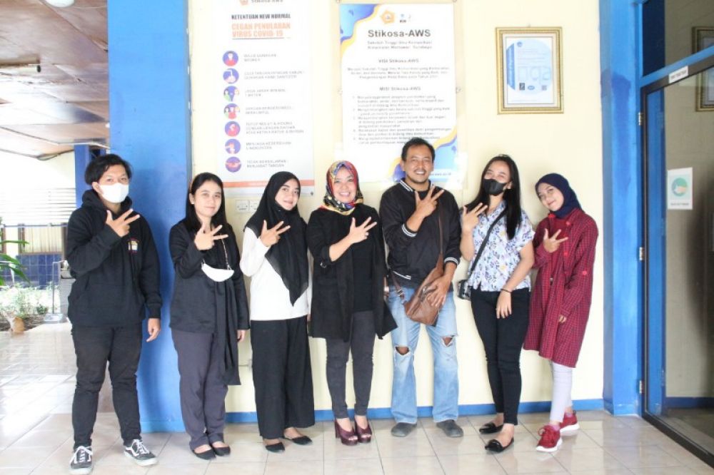 Siti Nur Lailatul Hasanah (19), (nomor tiga dari kiri atau hijab hitam) anak yatim piatu dari keluarga prasejahtera di Surabaya mewujudkan mimpinya bisa kuliah untuk meraih cita-cita. (Ist) 