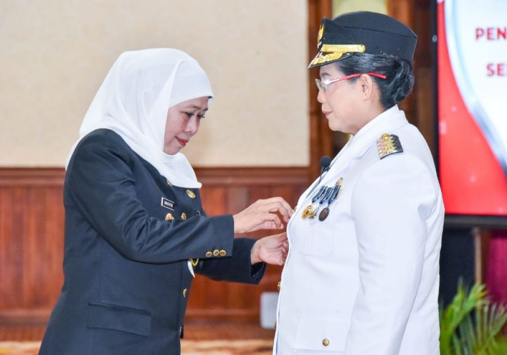 Gubernur Khofifah memasangkan lencana kepada Pj Wali Kota Kediri Zanariah di Gedung Negara Grahadi Surabaya. (Ist) 