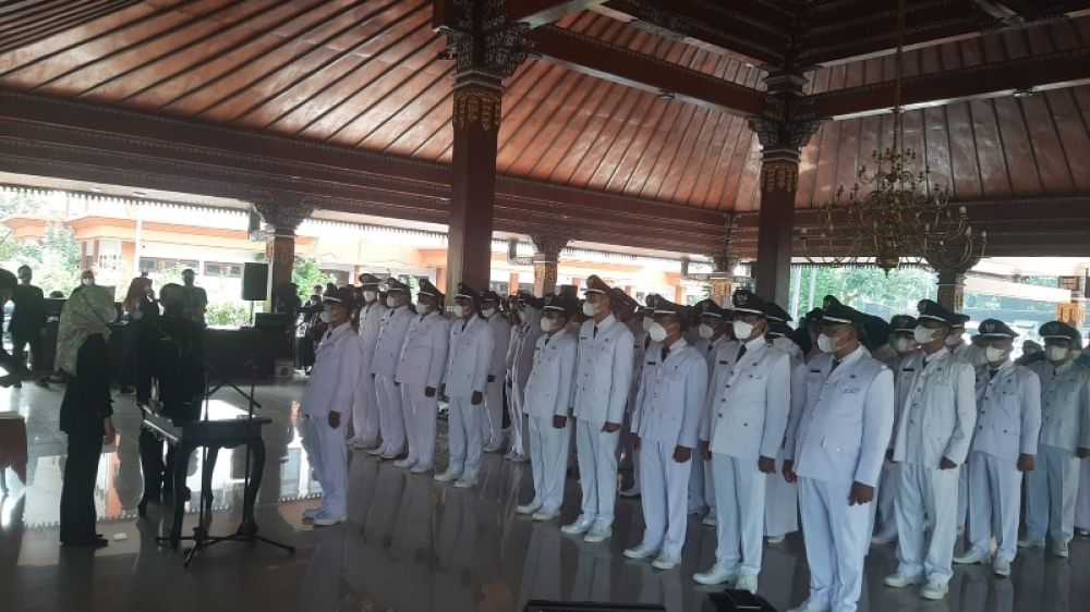 Bupati Mojokerto Ikfina Fahmawati melnatik 41 Kades terpilih tersebar di 15 Kecamatan. (ist)