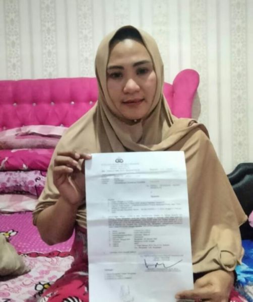 Juma'ati, korban penipuan menunjukkan surat laporan polisi (ist) 