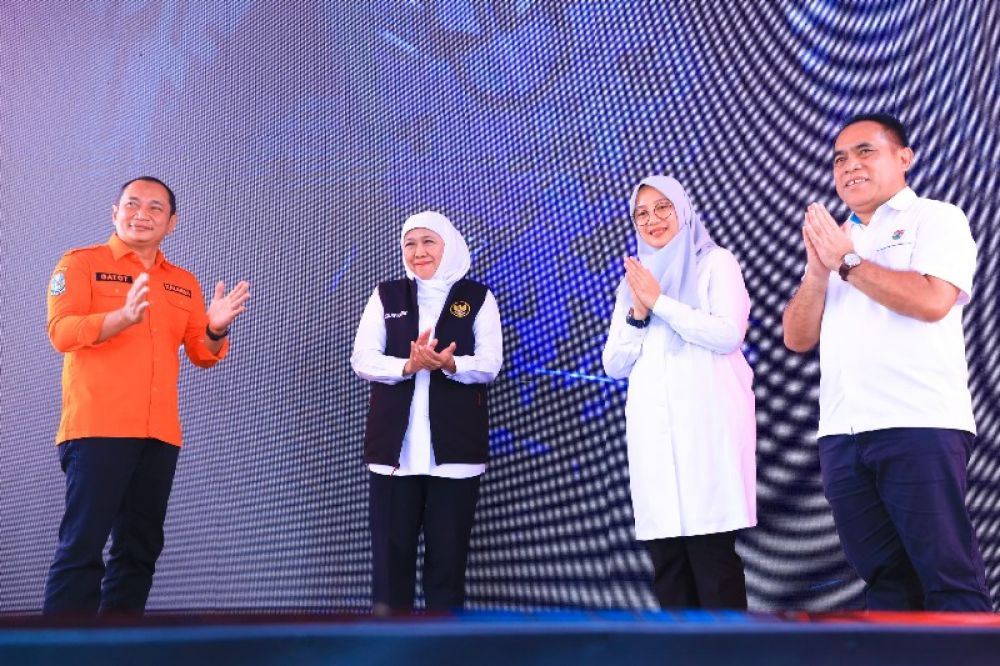 Gubernur Khofifah didampingi Bupati Banyuwangi Ipuk dan Kepala Pelaksana BPBD Jatim Gatot Subroto launching pembangunan Hunian relokasi korban banjir Bandang Banyuwangi. (ist) 