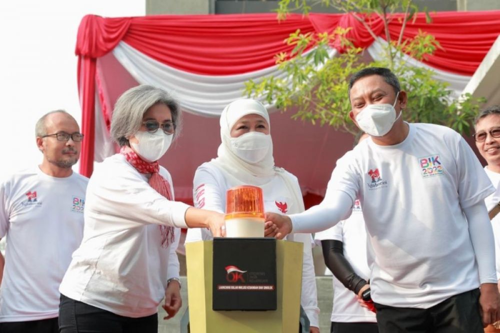 Gubernur Khofifah melaunching SIMOLEK didampingi Kepala Kantor OJK Regional 4 Jawa Timur Bambang Mukti Riyadi dan Anggota Komisi XI DPR RI Dapil Jatim Indah Kurnia serta Deputy BI yang ditandai dengan penekanan tombol sirine. (Ist) 