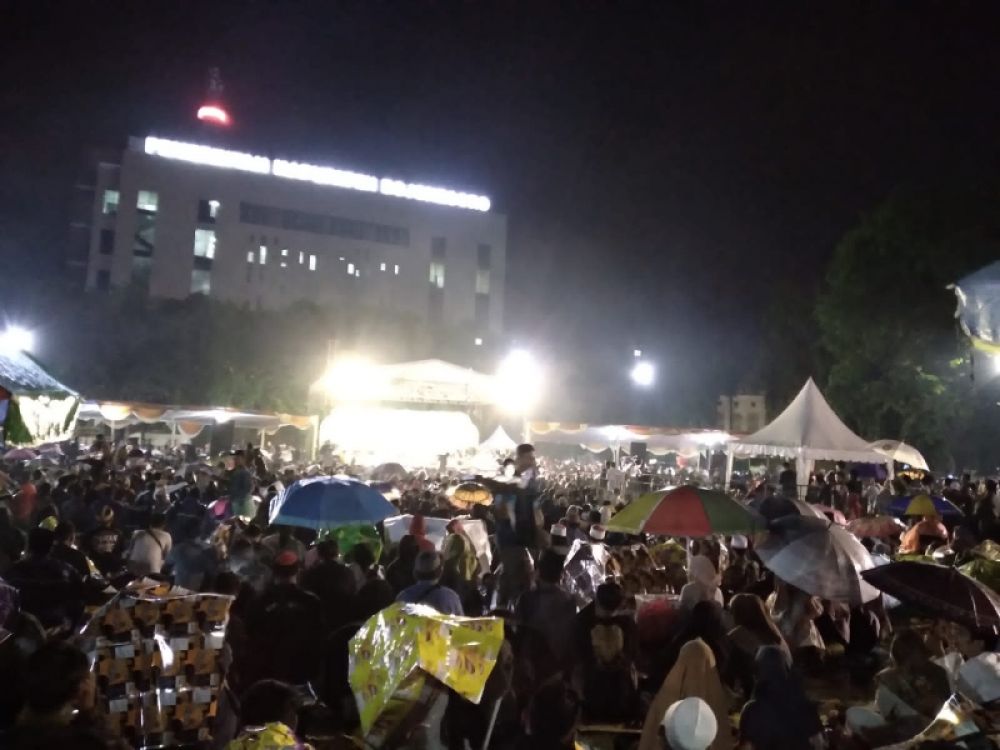 Masyarakat Bojonegoro sangat antusias mengikuti gelaran Fullmoon Sinau Bareng Cak Nun di Alun -alun Bojonegoro. (Ist) 