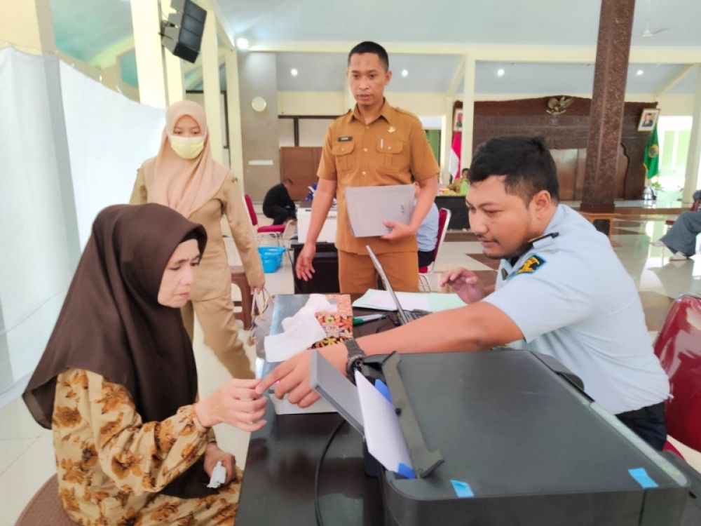 Petugas Imigrasi saat memberikan pelayanan kepada pemohon di luar kantor melalui pelayanan easy passport keliling. (Ist) 