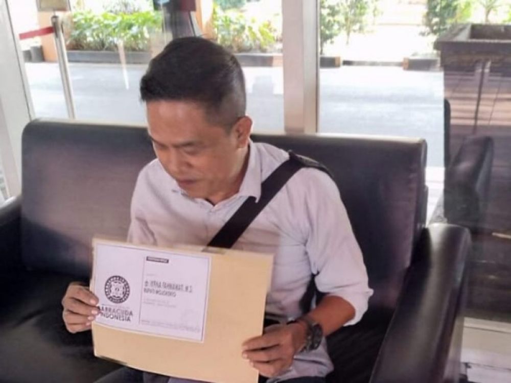 Ketua umum DPP LBH Barracuda Indonesia Hadi Purwanto menunjukkan surat audensi kepada Bupati Mojokerto (ist)
