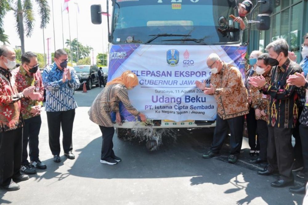 Gubernur Khofifah saat pelepasan ekspor komoditi ikan ke Dominika dan Jepang. ( ist) 