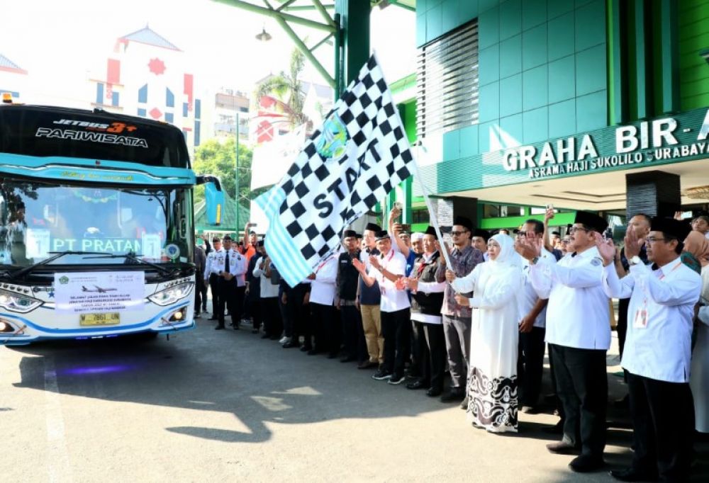 Gubernur Khofifah Lepas 445 Jamaah Calon Haji Kloter Pertama Embarkasi Surabaya