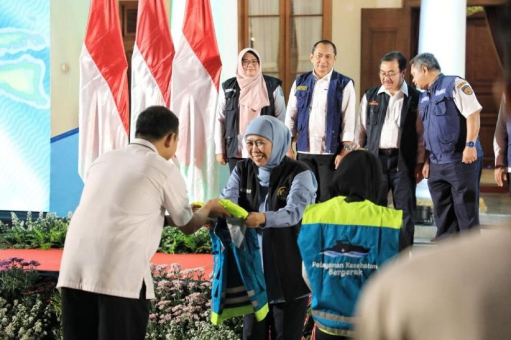 Gubernur Khofifah secara simbolis menyerahkan rompi pada tim Yankes saat bertugas ke Pulau Kangean Sumenep. (Ist) 