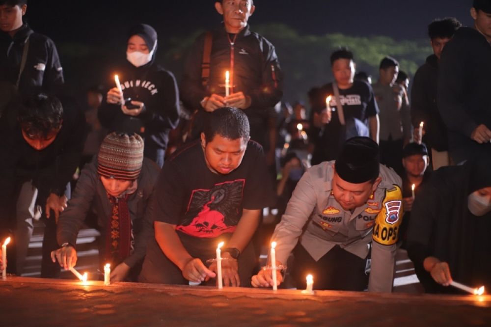 Bupati Kediri Mas Dhito bersama Kapolres Kediri dan suporter Persik gelar doa bersama dan nyalakan 1000 lilin tanda bergabung tragedi Kanjuruhan. (Ist) 