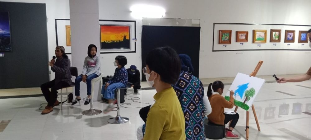 Ustadz Arik Wartono saat pembukaan pameran dan demo langsung lukis siswa usia 5 tahun (foto:ali) 