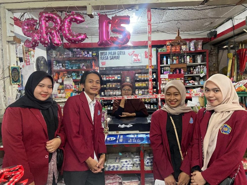 Mahasiswa FH UMM melakukan pendampingan kepada pelakunusaha toko kelontong. (Ist) 