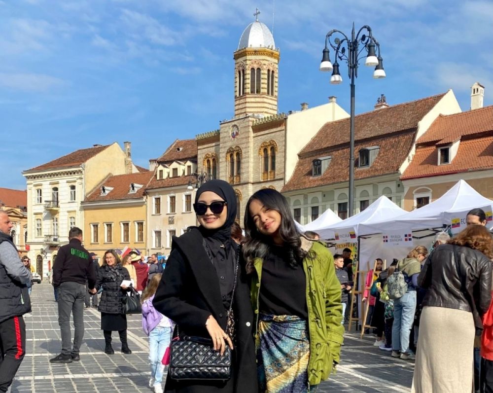 Savira dan Alaina Feyza mahasiswa HI UNAIR membagikan pengalamannya saat KBRI mengutus dirinya mewakili acara Brasov Multicultural Day. (Ist) 