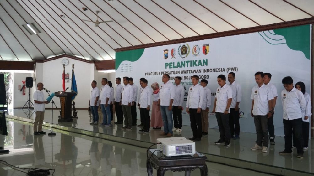 Pengurus PWI periode 2022-2025 resmi dilantik. Perwakilan PWI Jatim Mahmud Suhermono membacakan petikan naskah pelantikan kepada pengurus yang baru. (Ist) 