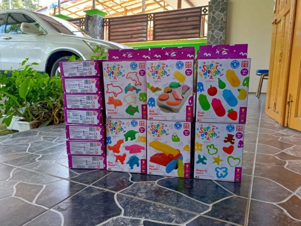 Barang mainan anak produk Cina yang diimpor oleh PT Emway Globalindo, Jakarta, ditemukan oleh LKHK Barracuda Indonesia Hadi Purwanto, beredar di 50 Alfamart dan 6 Alfamidi di Wilayah Kabupaten Mojokerto. (ist)