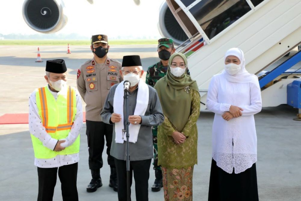 Wapres Ma'ruf Amin menyampaikan sambutan pemberangkatan kloter pertama jamaah calon haji di Bandara Juanda didampingi istridan Gubernur Khofifah. Foto bawah: Para jamaah saat menaiki tangga pesawat. (Ist)