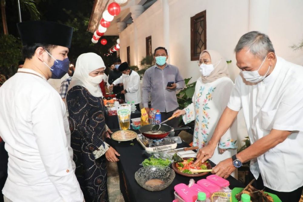 Gubernur Khofifah dan Wagub Emil Dardak melihat dari dekat lomba memasak antar kepala OPD Jatim di Gazebo Grahadi Surabaya. (Ist) 