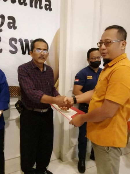 Mbah Jo, Pemred Jejak Jurnalis menerima secara langsung SKW Utama dari asesor LSP Pers Indonesia Dedik Sugianto (ist) 