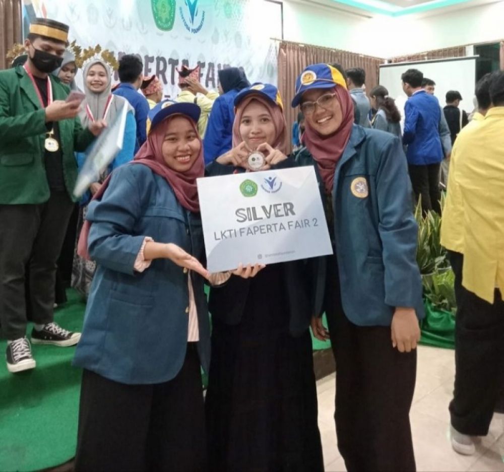 Tiga Mahasiswa Fakultas Ilmu Budaya Universitas Airlangga (UNAIR) membangkan lomba Karya tulis Ilmiah ((LKTI) . Mereka adalah Yulia Rohmawati dari Ilmu Sejarah 2020, Rafida Mumtaz dari Bahasa dan Sastra Indonesia 2019, dan Raselly Elfa Putri dari Bahasa 