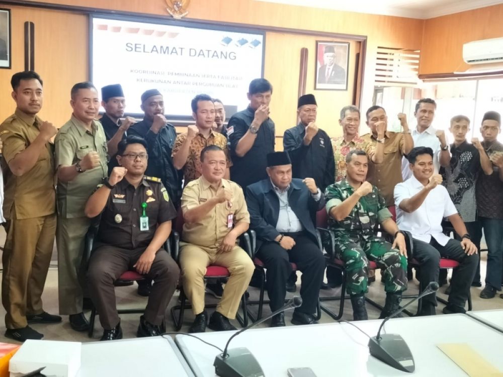 Kasat Intel Polres Kediri bersama Forkopimda usai mediasi bersama pengurus perguruan silat. (Ist) 
