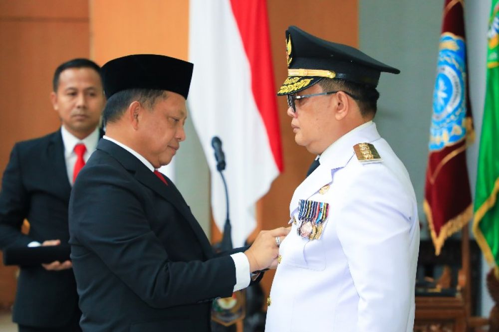 Menteri Dalam Negeri Tito Karnavian saat melantik Pj Gubernur Jatim Adhy Karyono. (Ist) 